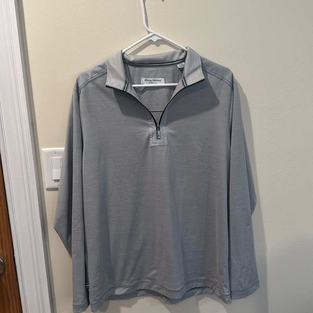 Brand new Tommy Bahamas Men’s Quarter Zip Grey. Size small. Fits a little big.